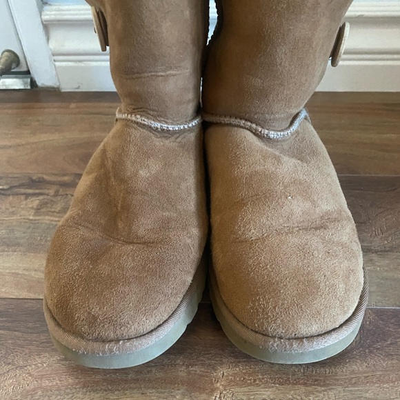 Ugg Bailey Button Triplet Il Chestnut Women's
Tall Boots
Size 9 - Picture 4 of 9